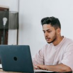 Hombre joven trabajando en computadora