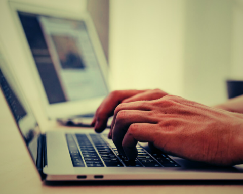 Estudiante en computadora