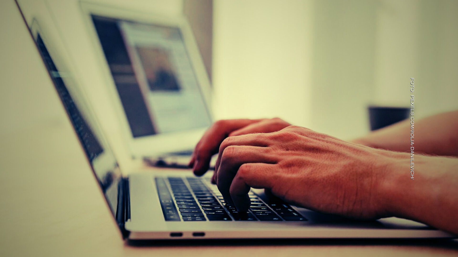 Estudiante en computadora