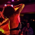 mujer bailando en el salon bach