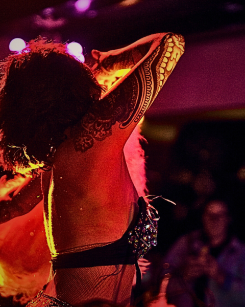 mujer bailando en el salon bach