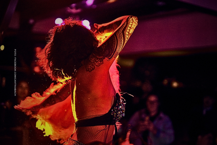 mujer bailando en el salon bach