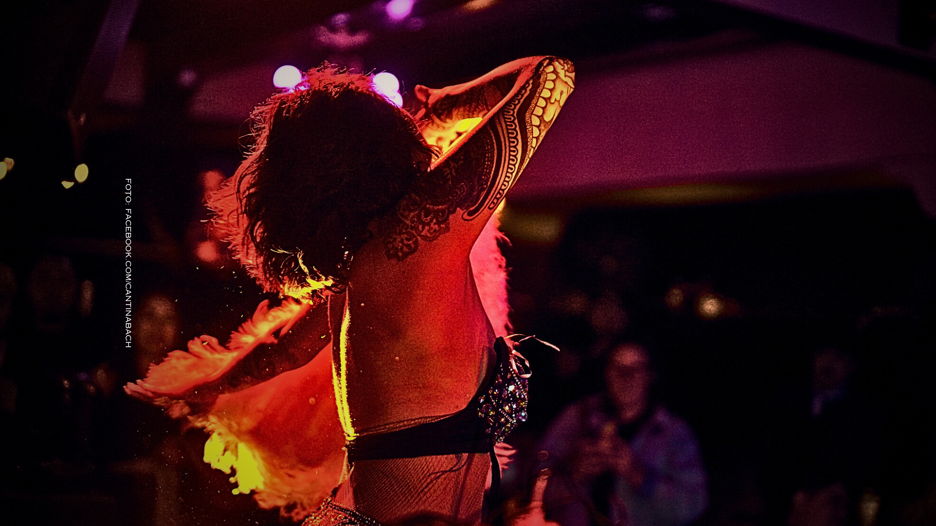 mujer bailando en el salon bach