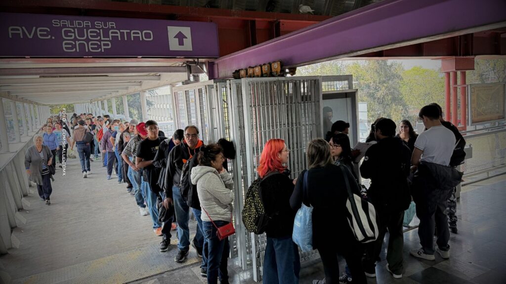 Puesto de vacunación en metro de la CDMX