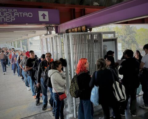 Puesto de vacunación en metro de la CDMX